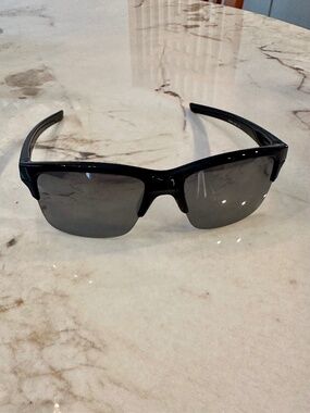 Black Oakley sunglasses with gray lenses, size 55 #oakley #sunglasses